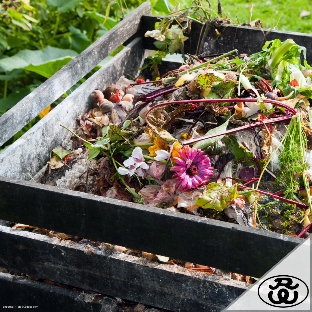 Kompost anlegen im Herbst: 8 Profi-Tipps für das braune Gold des Gartens [Anleitung, Schichtung & Pflanzenkohle]